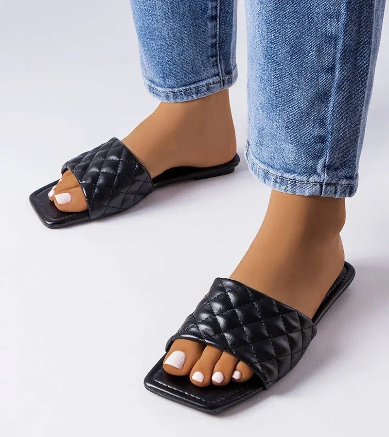 Fekete elegáns papucsok Labrie díszítéssel