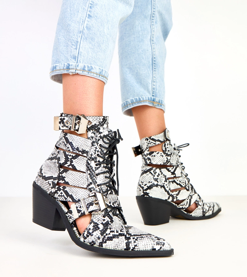 Fekete-fehér fűzős bokacsizma kivágásokkal Verica