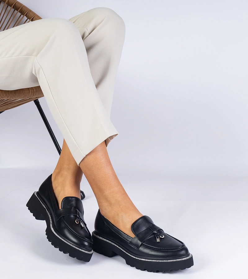 Fekete női mokaszin vastag talppal bőrből, strasszkövekkel díszítve Linsol