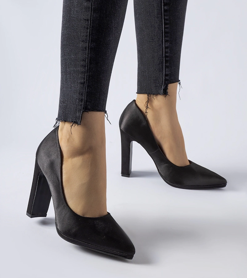 Fekete szatén sarokcipők a Rivers márkától