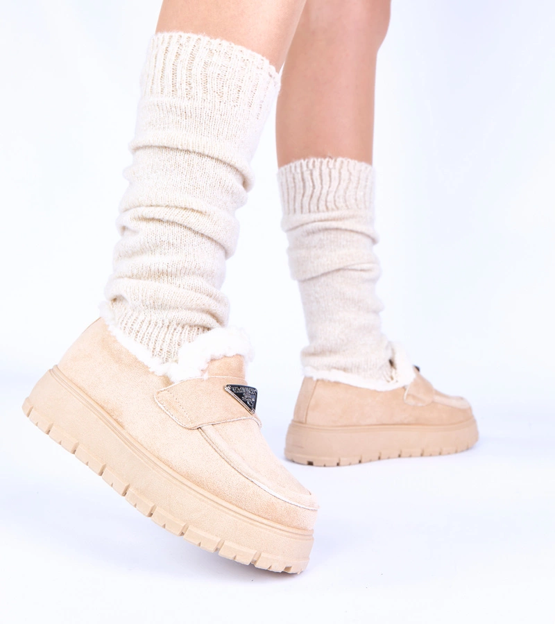 Világosbézs, szőrmével bélelt, vastagtalpú Kirby mokaszin