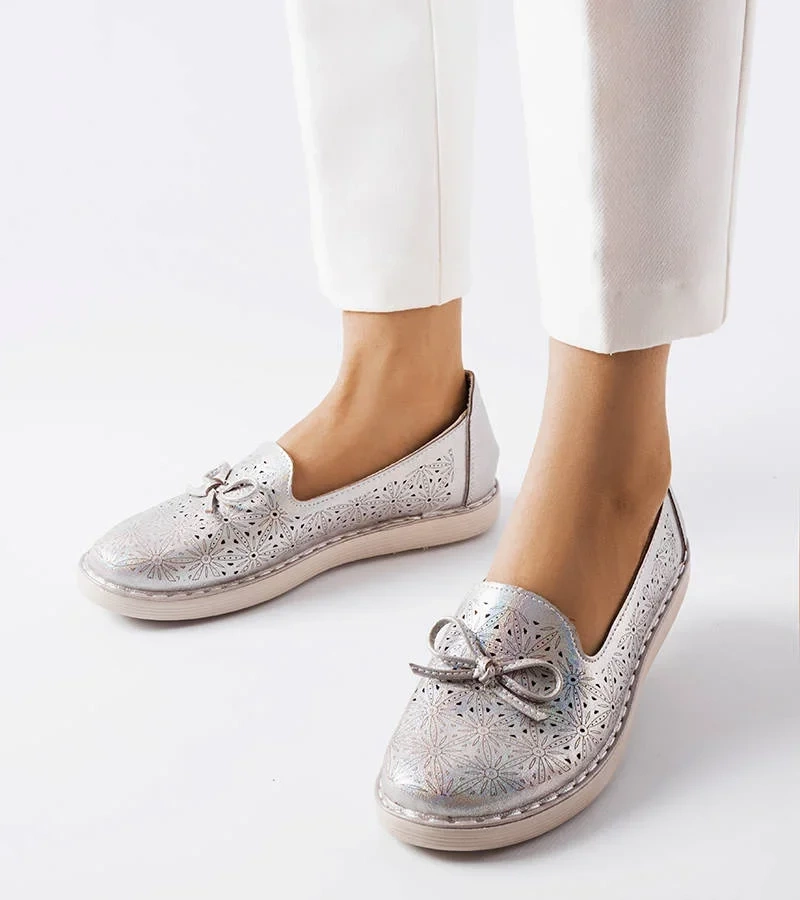 Szürke csillogó mokaszinok Elodia hímzett mintával