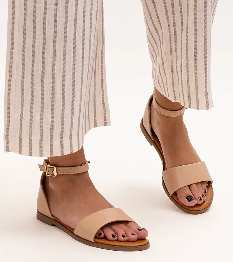 Sema bézs színű, zárt sarkú szandál