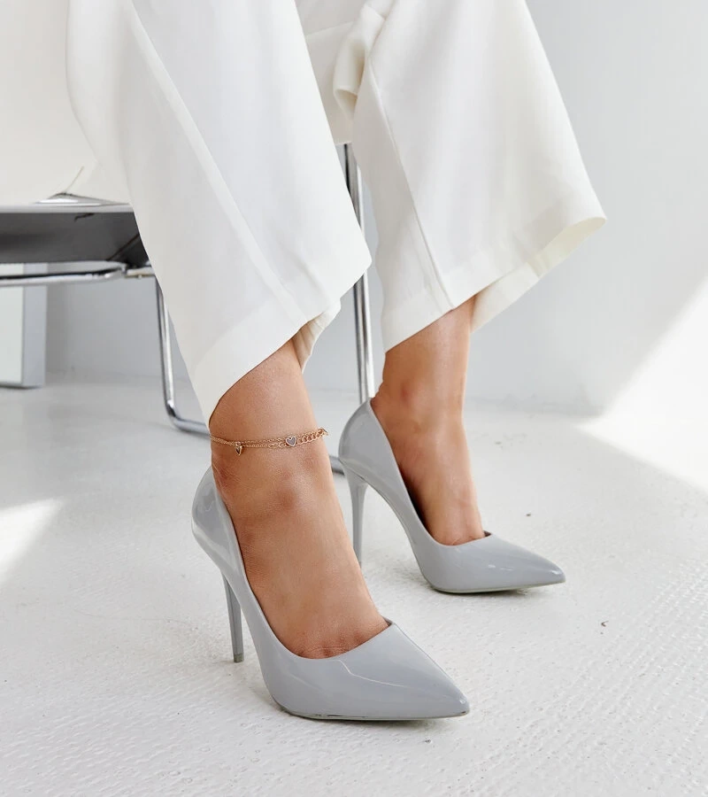 Szürke lakkozott tűsarkúak bőr betéttel a Jadointól