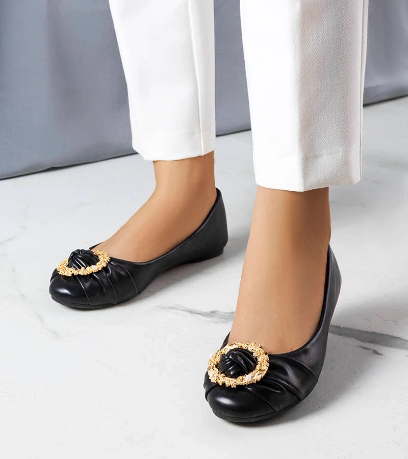 Fekete Antoinette cipők arany díszítéssel