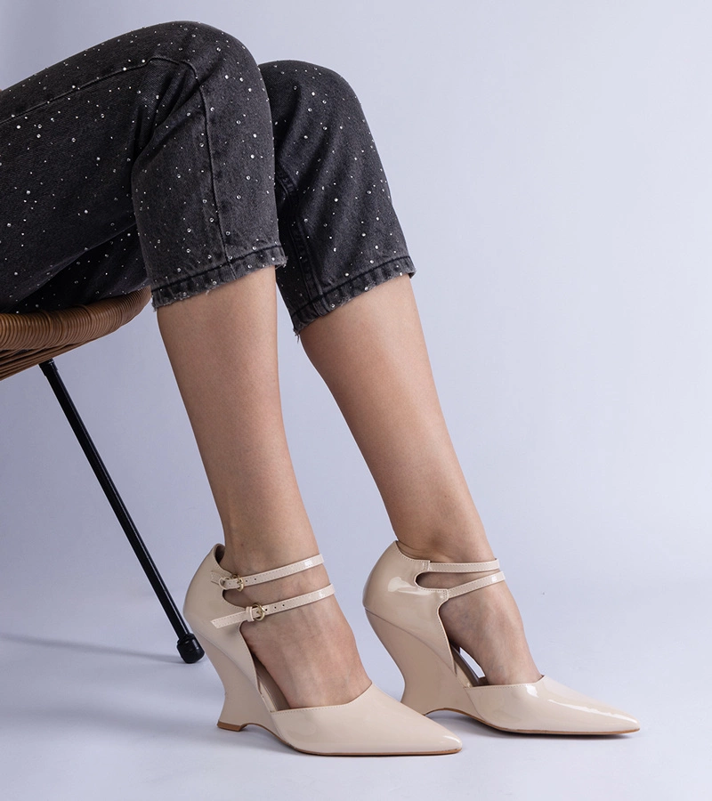 Lakkozott bézs éktalpú szandál csatokkal Vizario