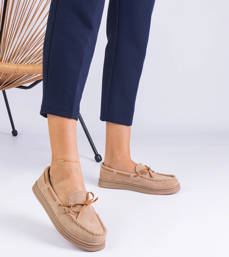 Bézs női mokaszin ökobőrből masnival Sarina