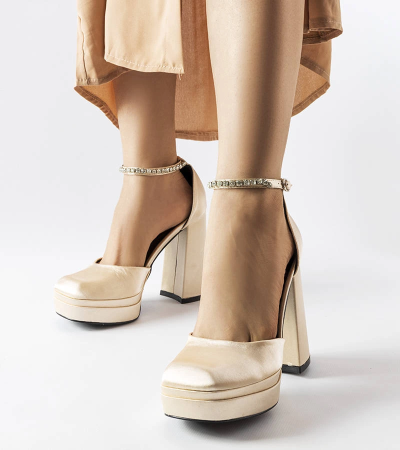 Elida magas sarkú bézs cipők