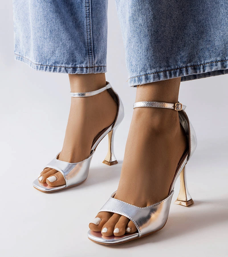 Ezüst szíjjal díszített tűsarkú szandál Delinda