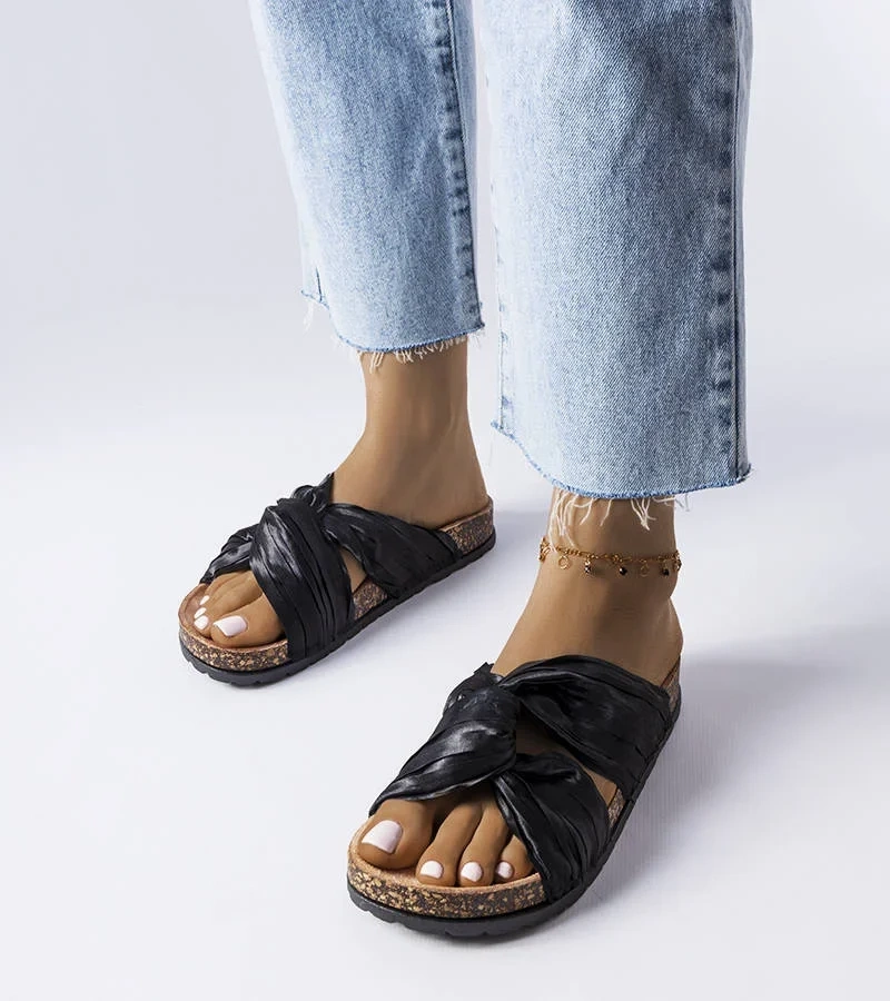 Fresne anyaggal díszített fekete papucs