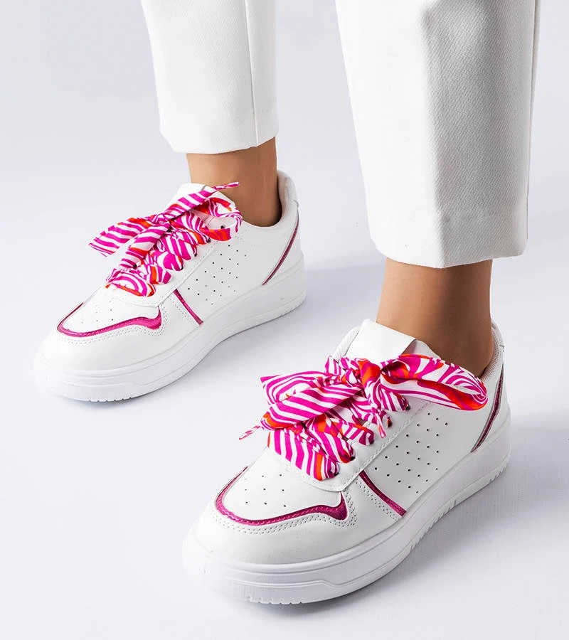 Fehér cipők, amelyeket Pryor masnival kötnek össze.