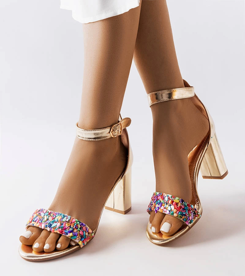 Arany díszkövekkel díszített Lobelia szandál