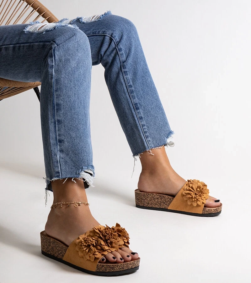 Karamell színű papucsok virágokkal Apolonia platformon