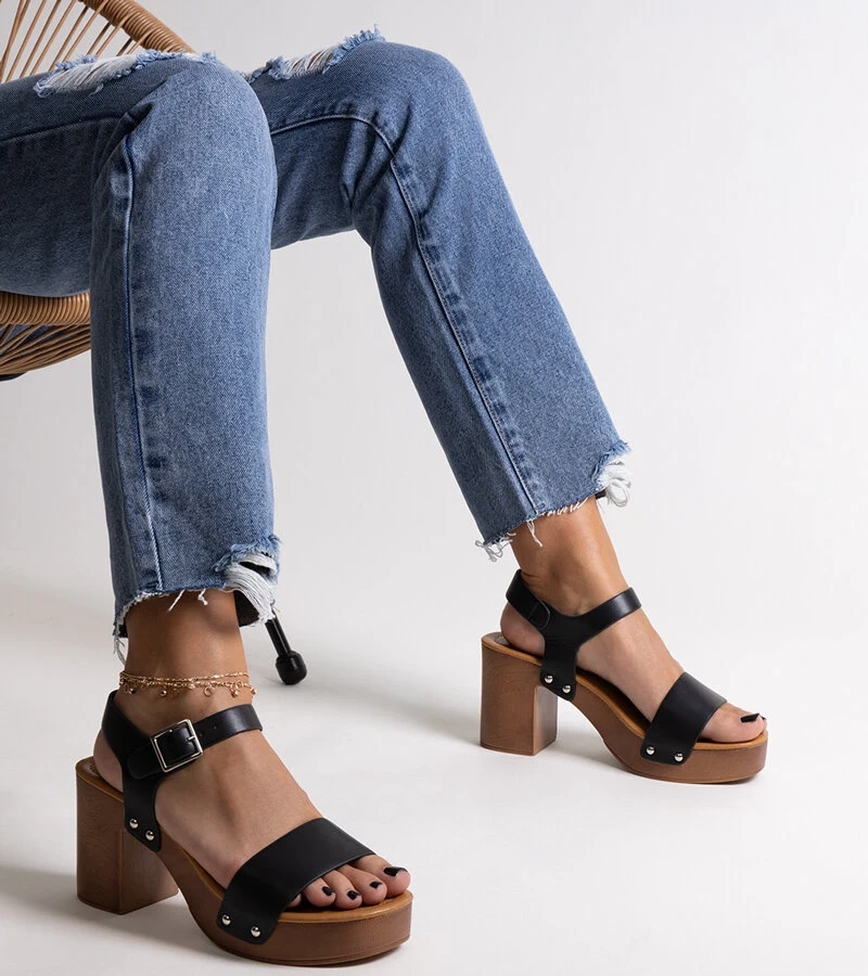 Adilar masszív fekete sarokszandál