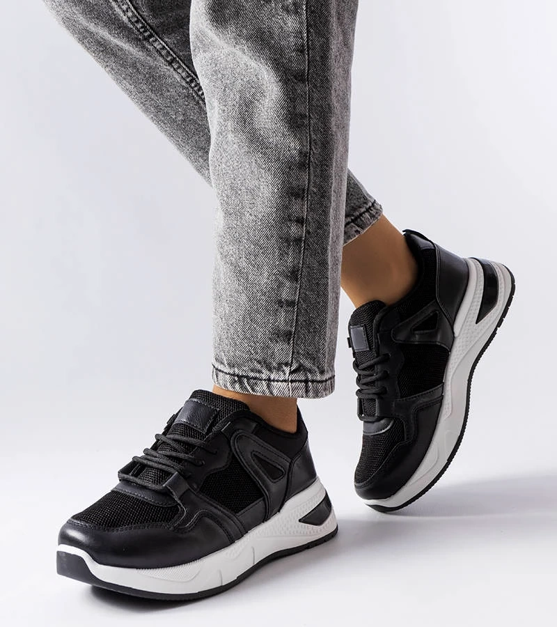 Fekete Caya cipők kombinált anyagokból