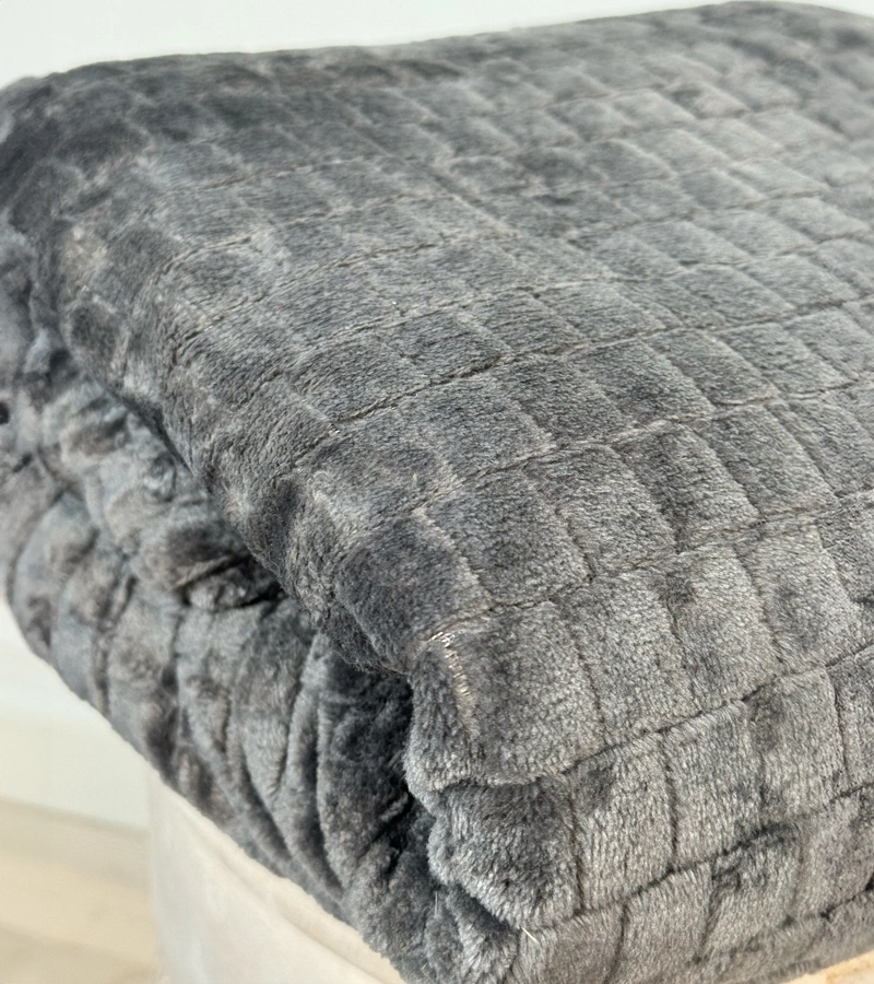 Szürke steppelt takaró