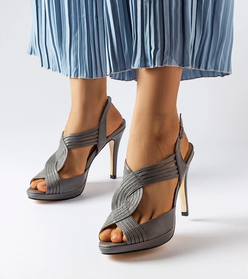 Tougas szürke magassarkú szandálok