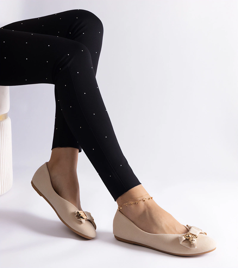 Bézs balerinacipők masnival és brossal díszítve Esdras