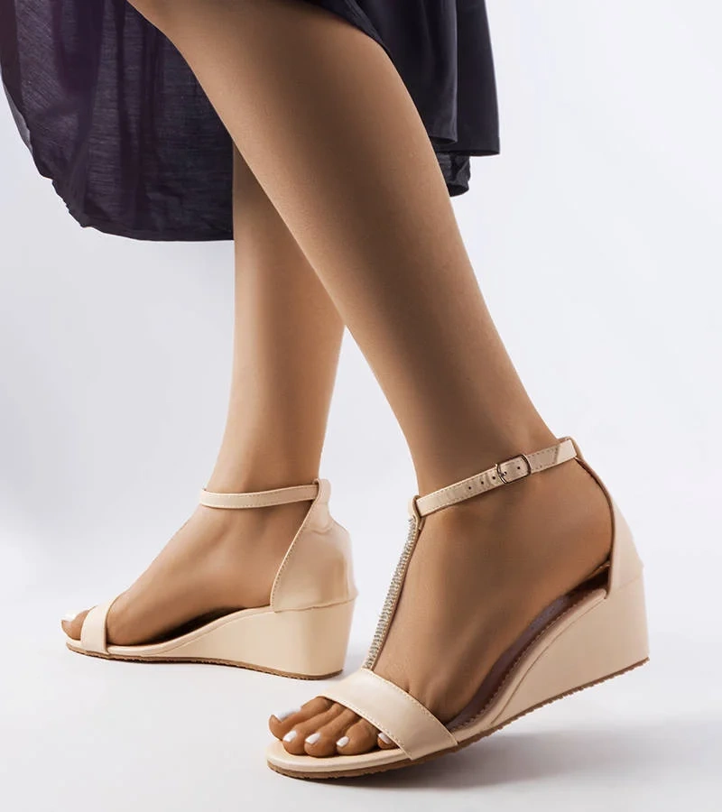 Flusing cirkóniával díszített bézs szandál talppal