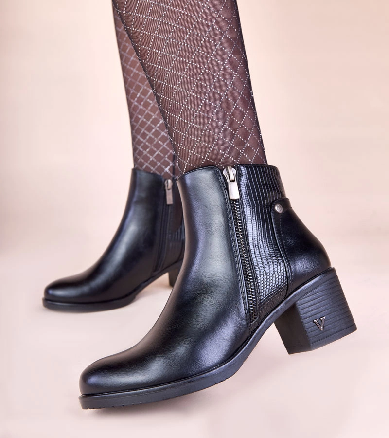 Díszített szárú oszlopos fekete bokacsizma Keiria