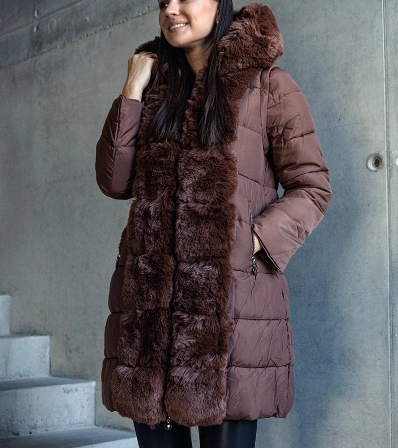 Barna hosszú steppelt kabát levehető ujjakkal, Louis szőrme díszítéssel.