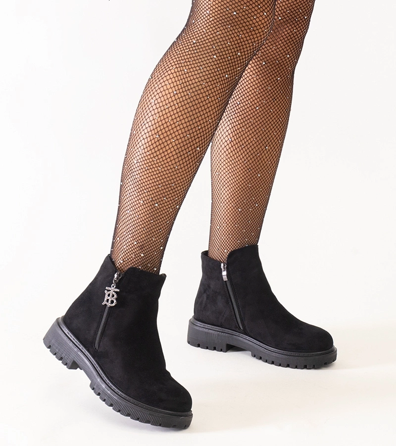 Fekete bokacsizma díszes medállal, öko-zsámbóban, Melane.