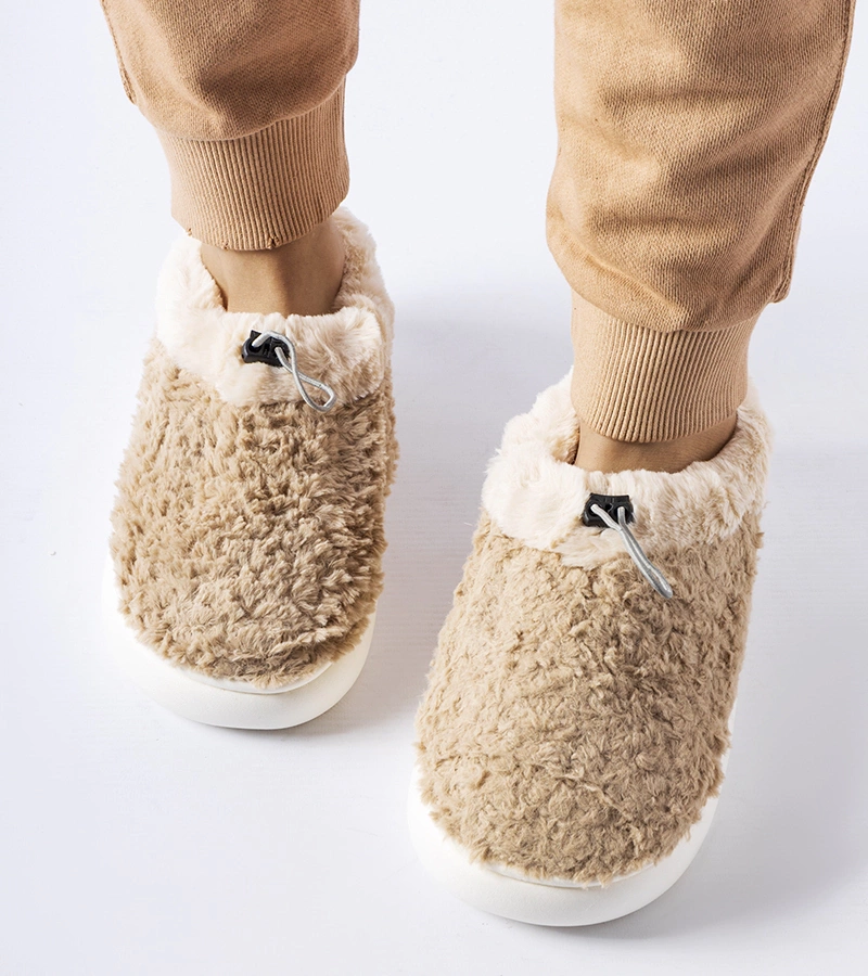 Aurelio meleg, bézs papucs fedett sarkkal.