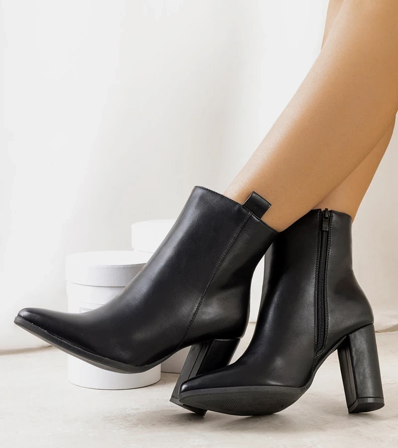 Fekete Eduar sarokcipők