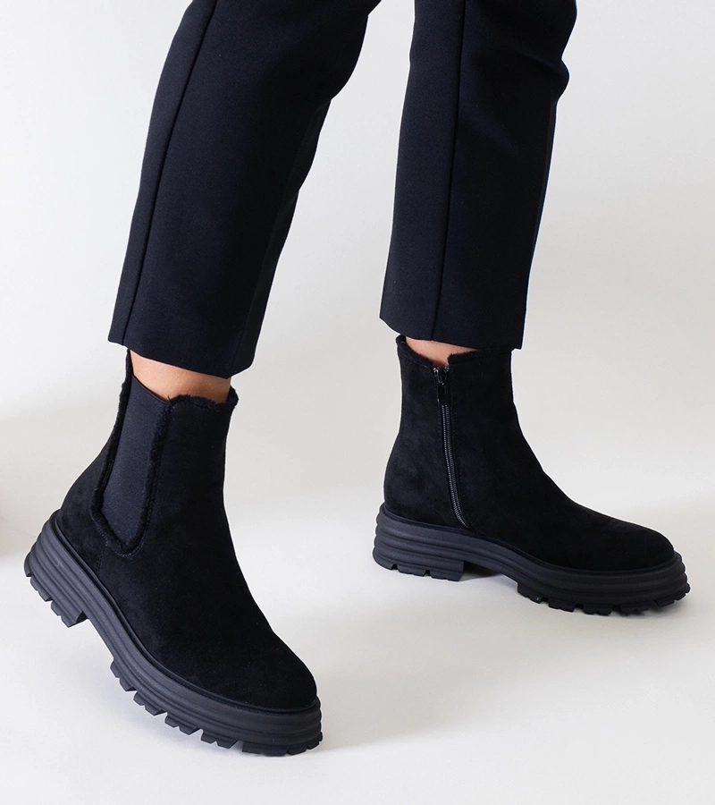 Fekete magas sarkú csizma vastag platformon, eko-zsámbékon Sabra.