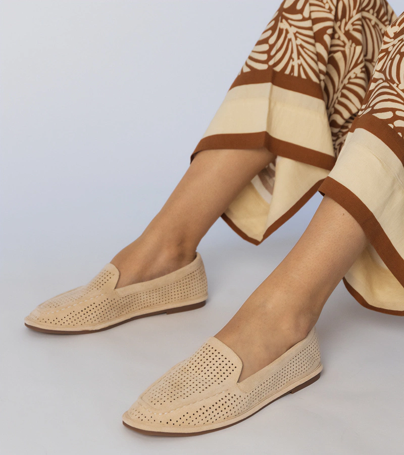 Stanila bézs színű, lyukacsos, öko velúr mokaszinok