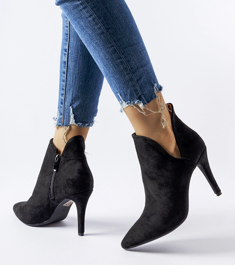 Fekete elegáns tűsarkú csizma Ormazd