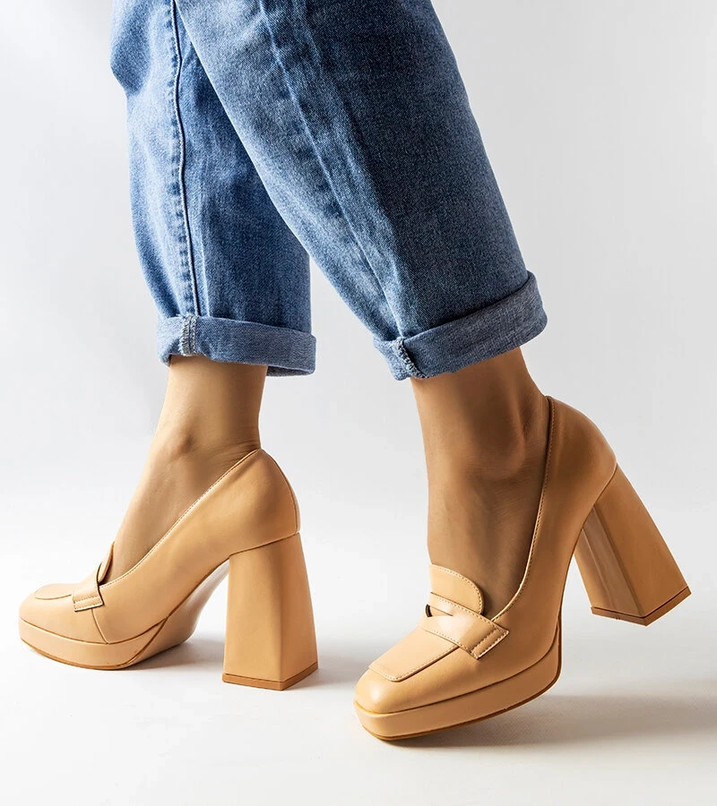 Magas sarkú bézs cipő Inès