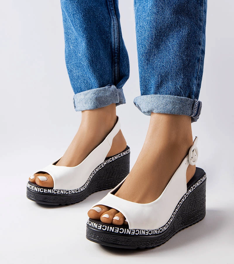 Fehér platformos szandál Elda