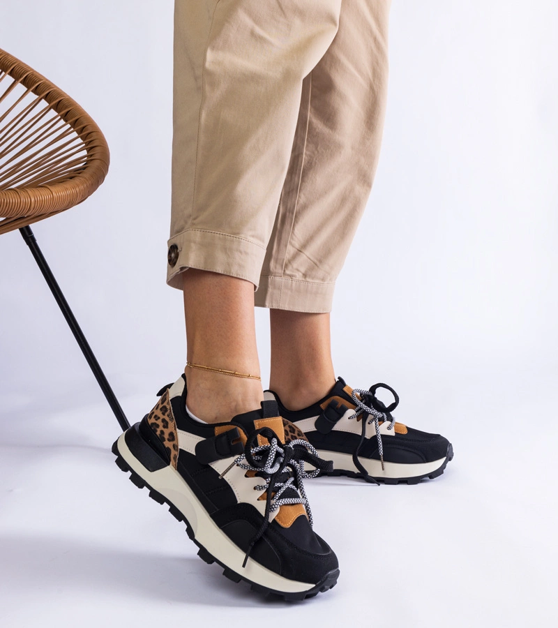 Fekete tornacipők állatmintával díszítve Soria