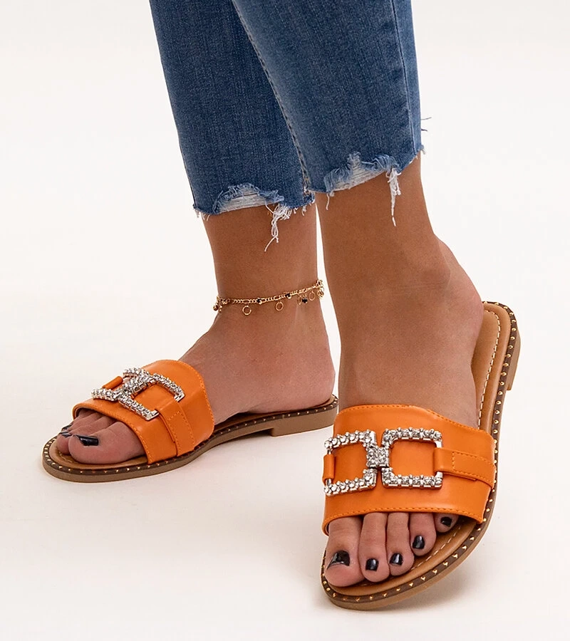 Rochael díszes csatjával ellátott narancssárga papucsok