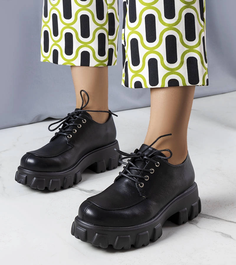 Fekete vastag talpú Lynn félcipők