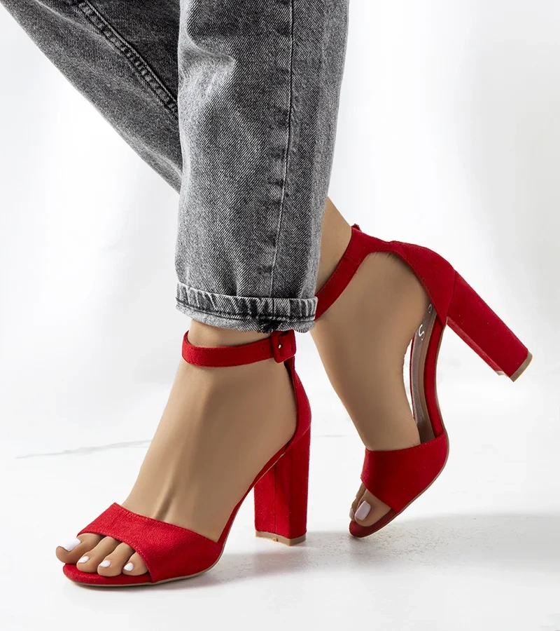 Doyle piros sarokszandál