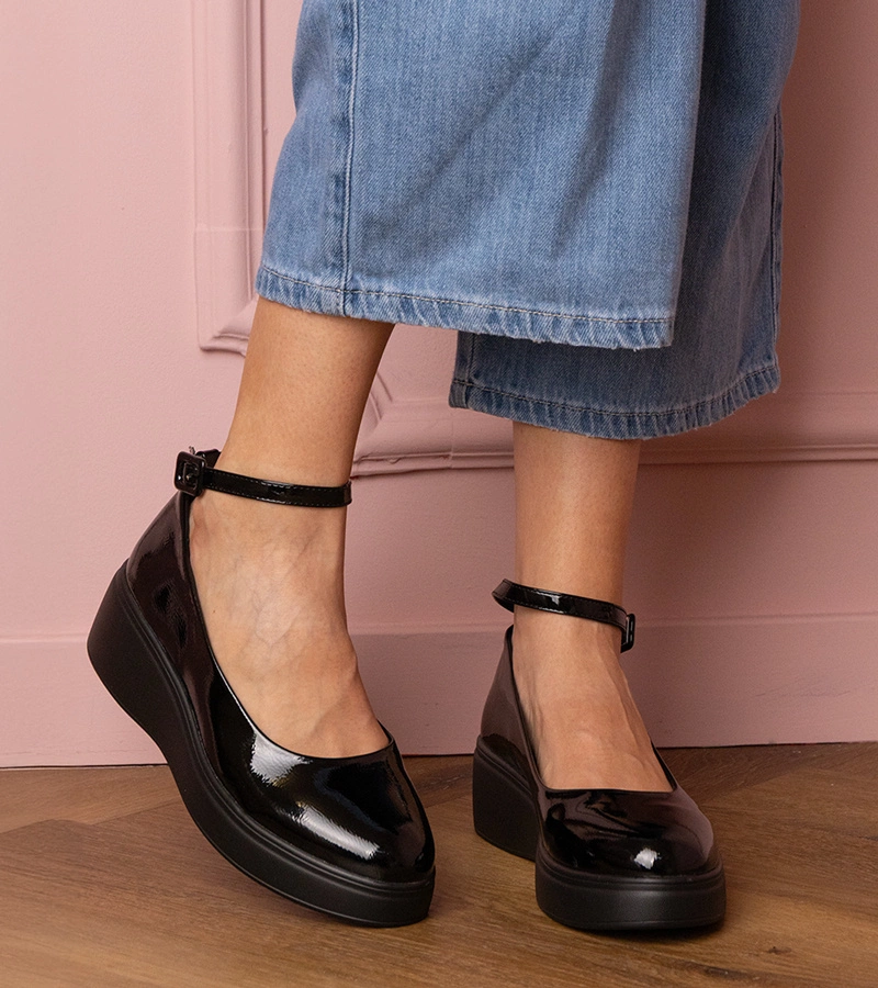 Fekete lakkozott platform tangócipő