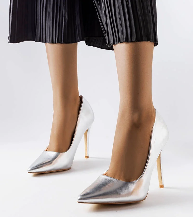 Ezüst metálos tűsarok Delis