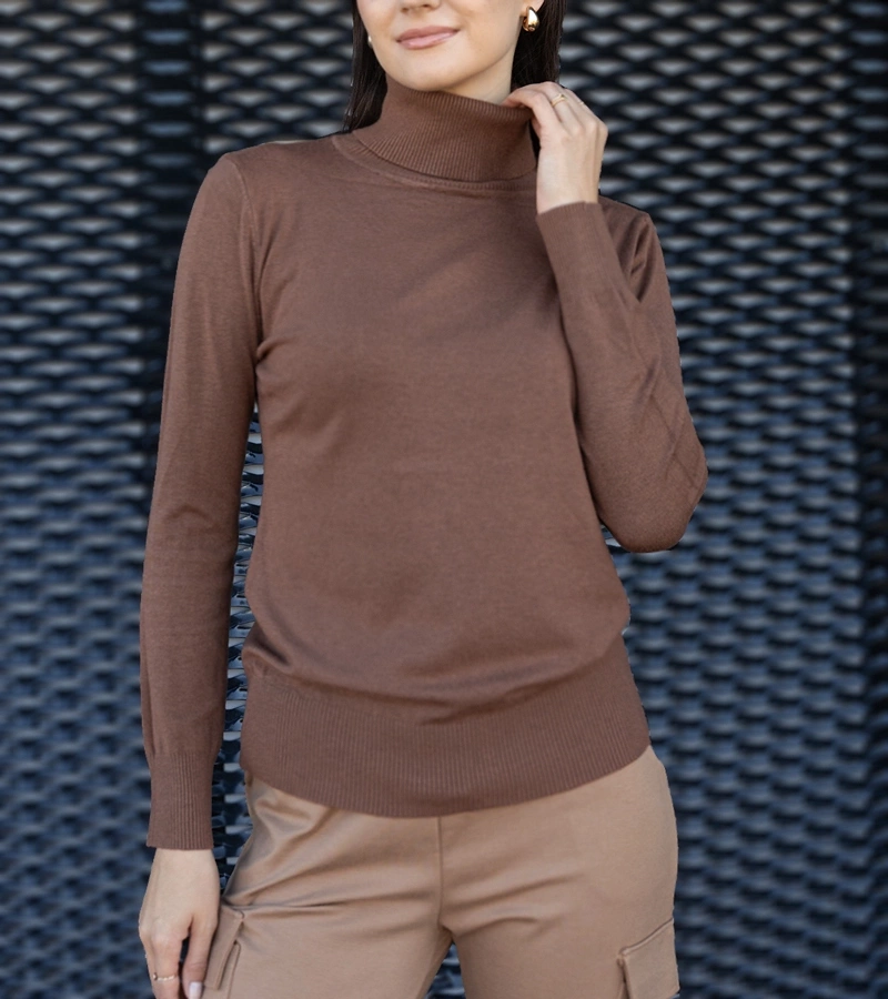 A laza fazonú barna Nida golf.