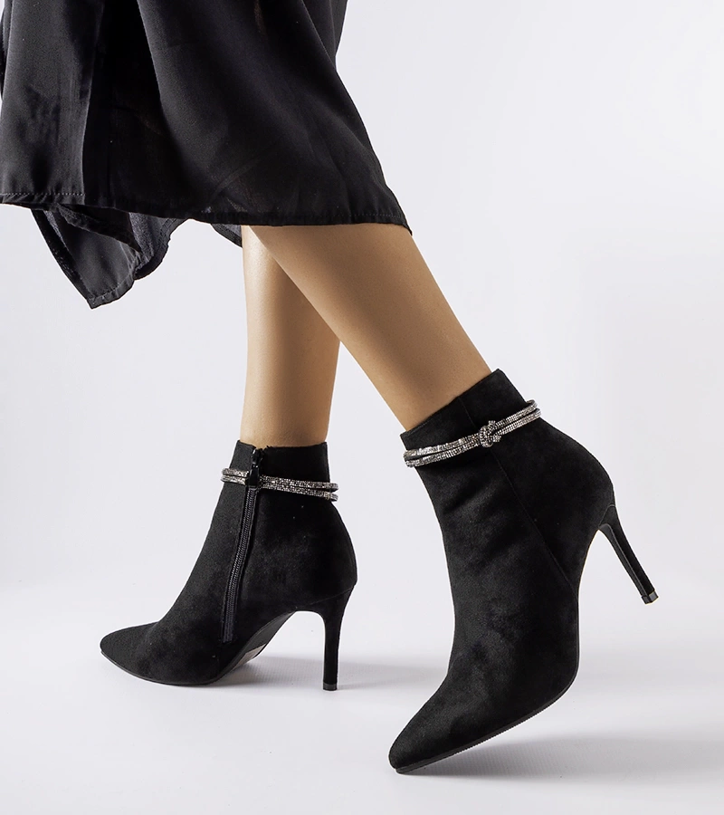 Fekete béléses tűsarkú Vinceza bokacsizma