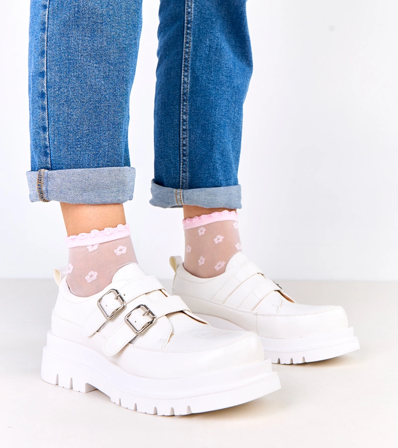 Fehér, masszív talpú, csatokkal díszített félcipő Juke