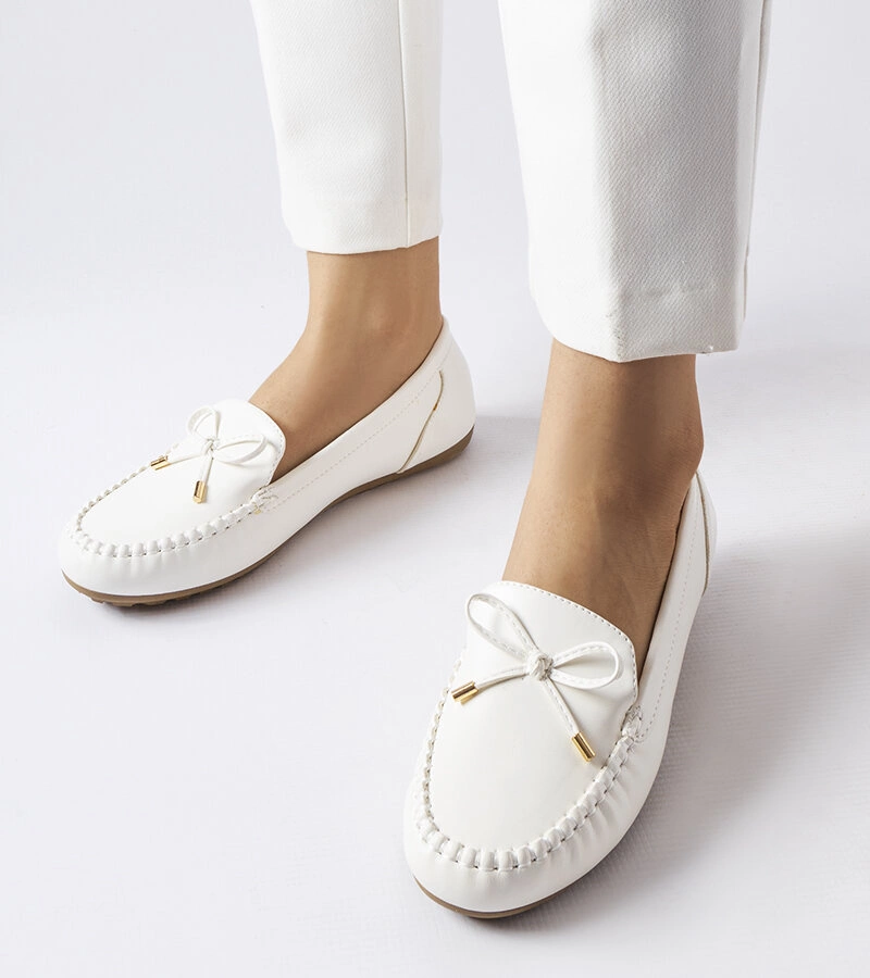 Fehér masnival díszített mokaszinok Via Foria