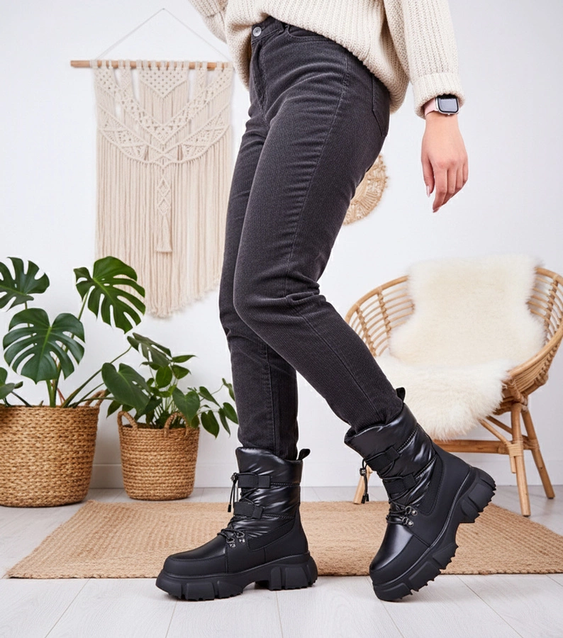 Fényes, fekete, bundás Jassi hócsizmák