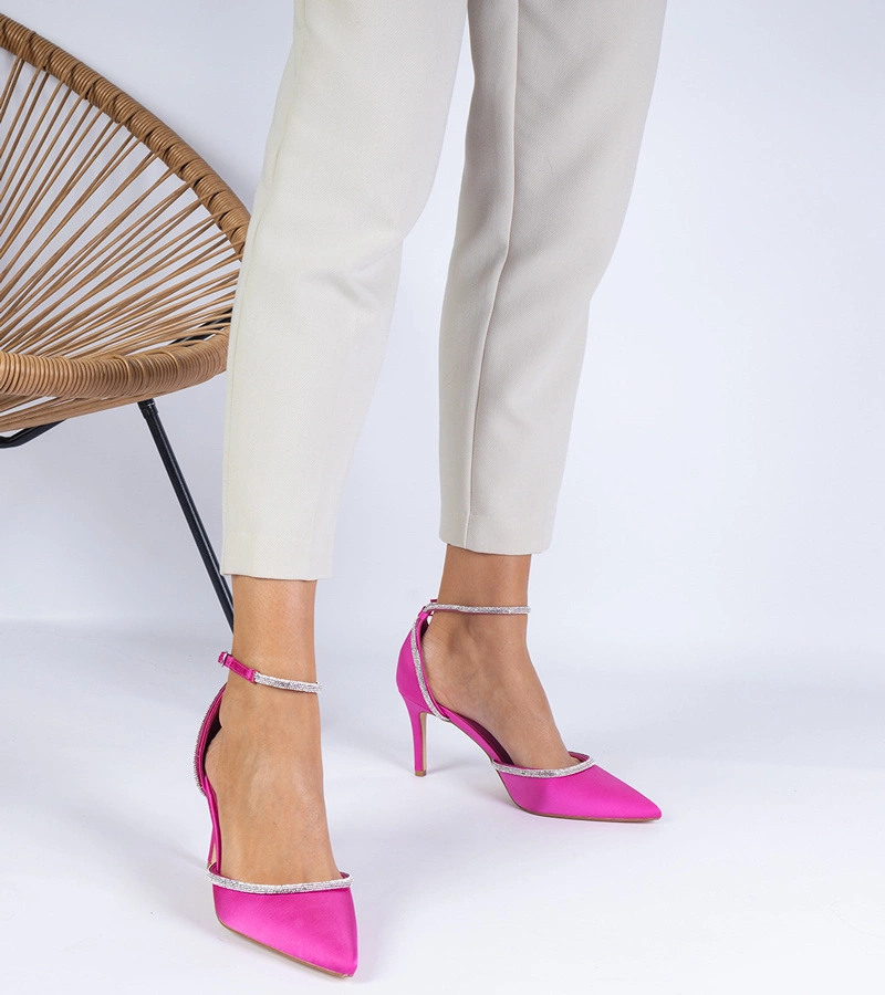 Rózsaszín szatén magassarkú cipő cirkóniával díszítve Fugatto