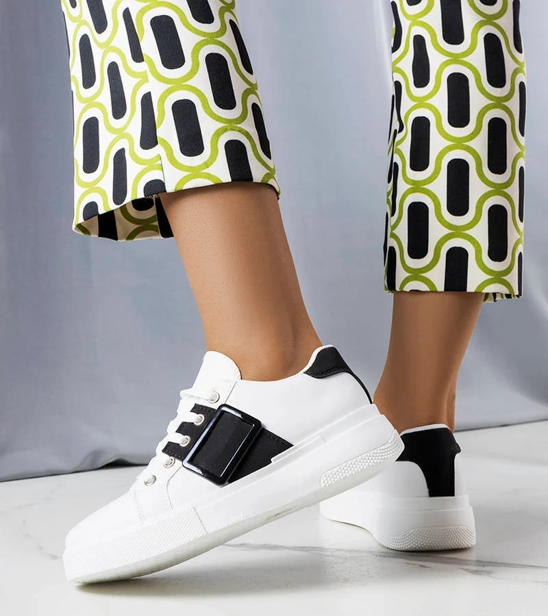 Fehér tornacipő fekete csattal díszítve - Erin