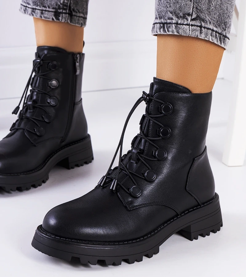 Fekete bokacsizma Chesterfield műbőr