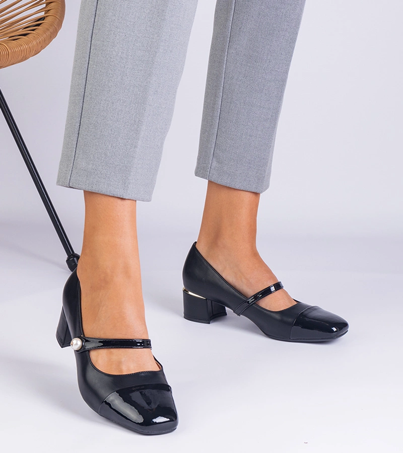 Fekete oszlopos magassarkú lakkozott orral Ivanita