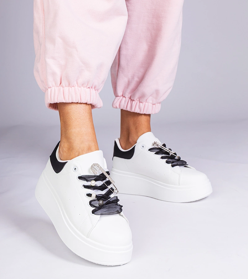 Fehér tornacipő fekete betéttel és cirkóniás tűsarokkal Floura