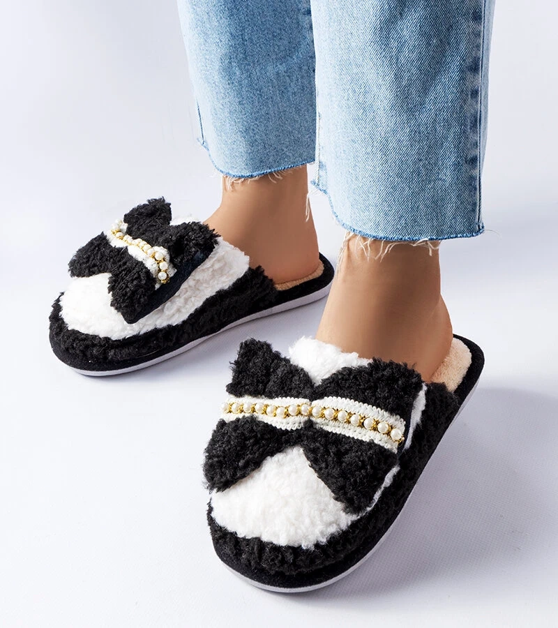 Fekete-fehér papucs masnival